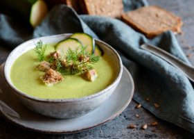 طريقة عمل شوربة الكوسا بقطع الدجاج