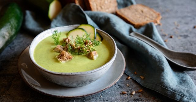 طريقة عمل شوربة الكوسا بقطع الدجاج