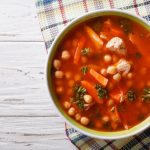 طريقة عمل شوربة الحمص بقطع الدجاج