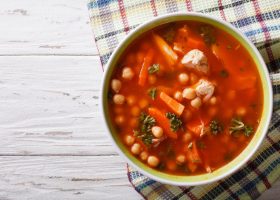 طريقة عمل شوربة الحمص بقطع الدجاج