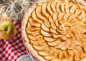 طريقة عمل فطيرة محلاة بالتفاح والتمر