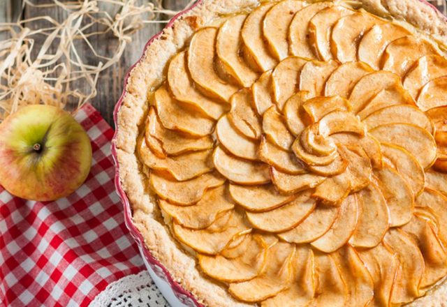 طريقة عمل فطيرة محلاة بالتفاح والتمر