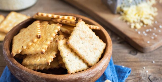 طريقة عمل بسكويت مالح بالجبنة