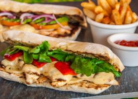 طريقة عمل ساندويش الدجاج بالكريمة والأعشاب