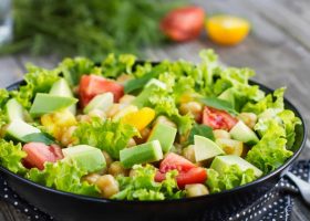 طريقة عمل سلطة الأفوكادو مع الخس