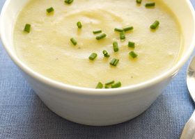 طريقة عمل شوربة البطاطس الكريمى بالبصل الاخضر