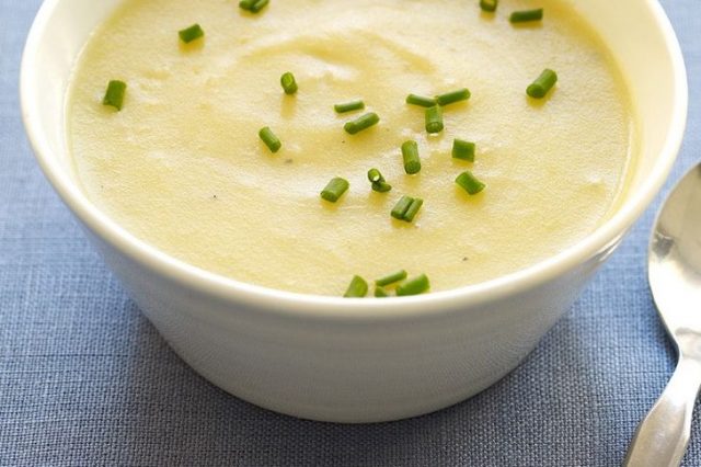طريقة عمل شوربة البطاطس الكريمى بالبصل الاخضر