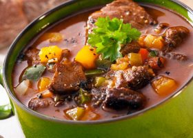 طريقة عمل شوربة الخضار بقطع اللحم