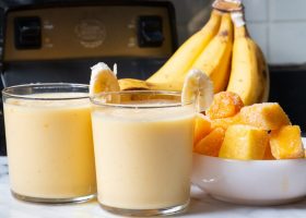 طريقة عمل سموثي الموز بالمانجو