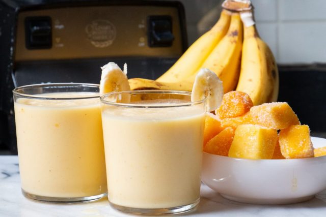طريقة عمل سموثي الموز بالمانجو
