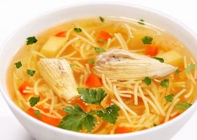 طريقة عمل شوربة الشعرية بقطع الدجاج