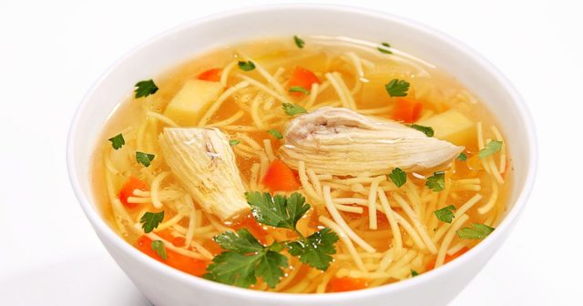 طريقة عمل شوربة الشعرية بقطع الدجاج