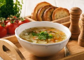 طريقة عمل شوربة الكراث الكريمي بالمستردة