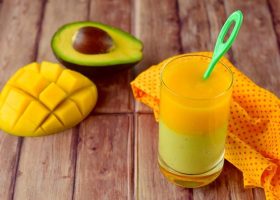طريقة عمل سموثي المانجو بالأفوكادو