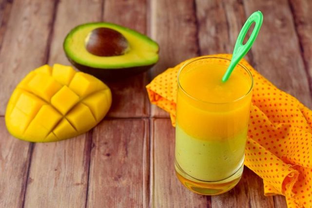 طريقة عمل سموثي المانجو بالأفوكادو
