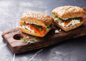 طريقة عمل كلوب ساندويش السلمون