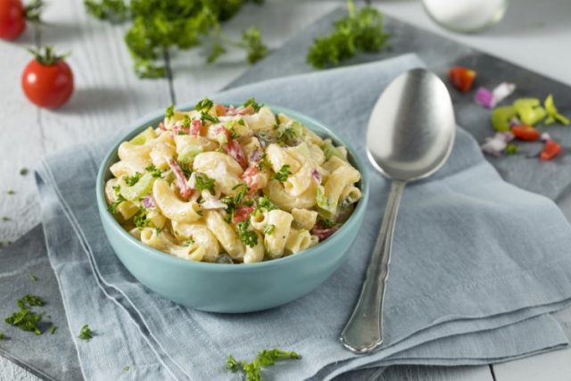 طريقة عمل سلطة مكرونة بالزبادي والمايونيز