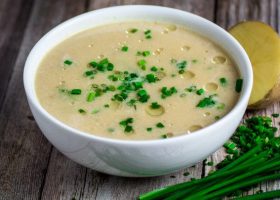 طريقة عمل شوربة البطاطس بالبصل