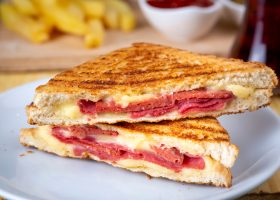 طريقة عمل ساندويش البسطرمة بالجبن