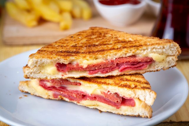 طريقة عمل ساندويش البسطرمة بالجبن