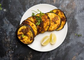 طريقة عمل باذنجان مقلي بالقلاية الهوائية