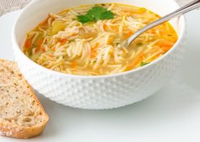 طريقة عمل شوربة اسباجيتى بالدجاج والخضار