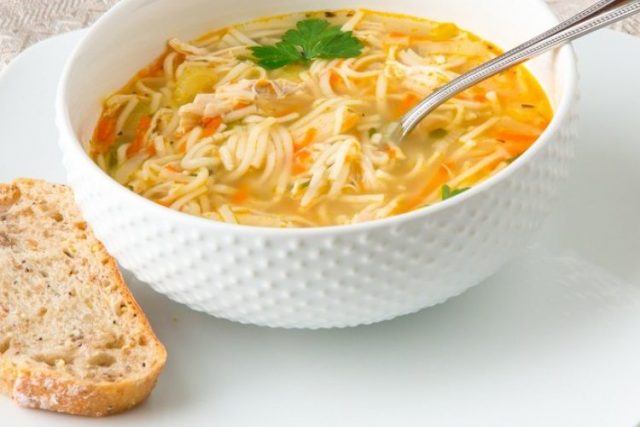 طريقة عمل شوربة اسباجيتى بالدجاج والخضار