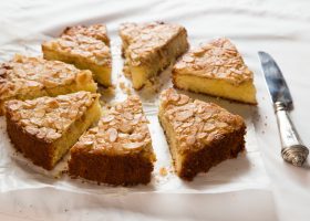 طريقة عمل كيكة اللوز الهشة