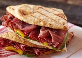 طريقة عمل ساندويتش البسطرمة بالخضار