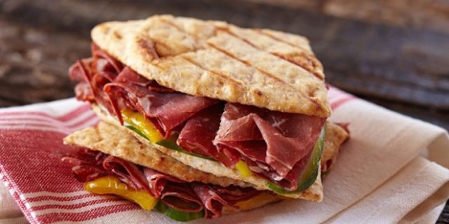 طريقة عمل ساندويتش البسطرمة بالخضار