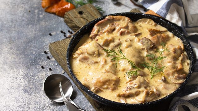 طريقة عمل دجاج ستراجانوف بالفطر