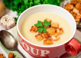 طريقة عمل شوربة البطاطا بالتوست المحمص