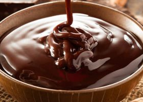 طريقة عمل صلصة الشوكولاتة السائلة
