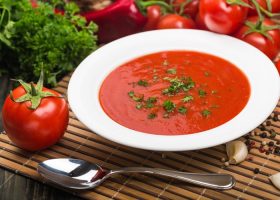 طريقة عمل شوربة الطماطم الحارة