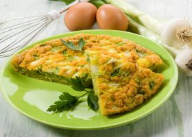 طريقة عمل عجة البيض بالبصل والبقدونس