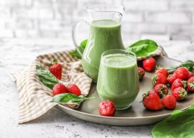 طريقة عمل سموثي الفراولة بالسبانخ