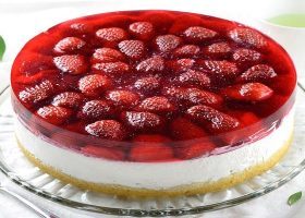 طريقة عمل كيكة فراولة بالجلي