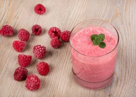 طريقة عمل سموثي توت