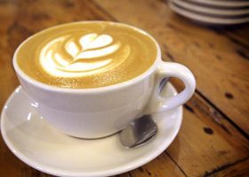 طريقة عمل مشروب الاتيه بالكراميل الساخن