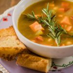 طريقة عمل شوربة البسلة بالروزماري