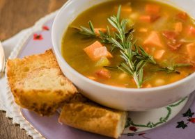 طريقة عمل شوربة البسلة بالروزماري