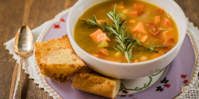 طريقة عمل شوربة البسلة بالروزماري