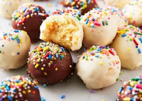 طريقة عمل كرات الكيك المغطاة بالشوكولاتة البيضاء