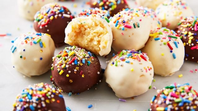 طريقة عمل كرات الكيك المغطاة بالشوكولاتة البيضاء