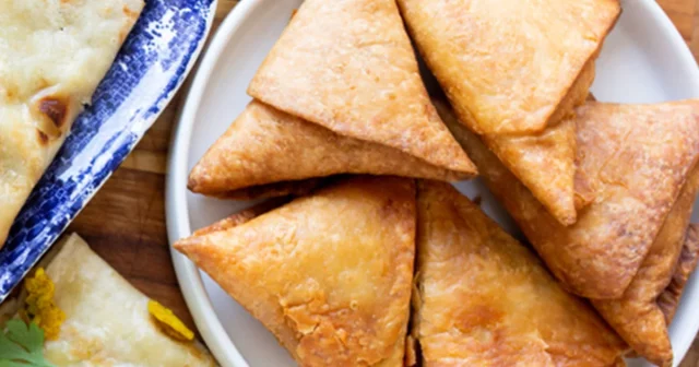 طريقة عمل سمبوسة بالبيض المسلوق