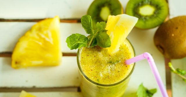 طريقة عمل كوكتيل الكيوي بالأناناس