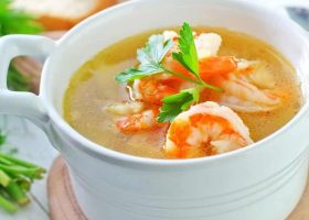 طريقة عمل شوربة الجمبري الحارة بالأرز