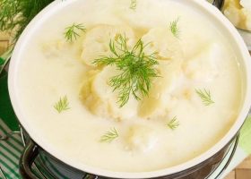 طريقة عمل شوربة قرنبيط بالثوم