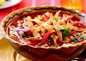 طريقة عمل شوربة الذرة بقطع الدجاج والصوص الحار