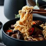 طريقة عمل شوربة اللحم بالنودلز الأسيوية